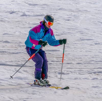 Skieuse qui termine sa descente