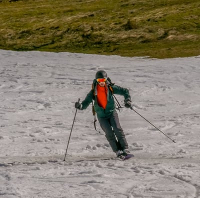 Mono skieur qui descend une piste