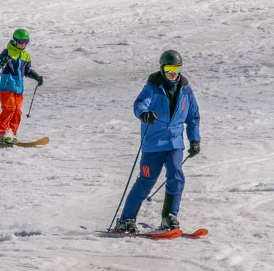 Deux skieurs qui terminent une descente verte