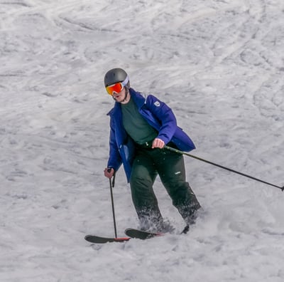 Skieur à pleine vitesse dans une descente