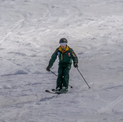 Skieur qui termine une piste verte