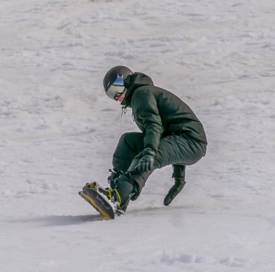 Snowboardeur sur le point de tomber en tournant