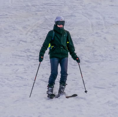 Skieuse qui termine une descente