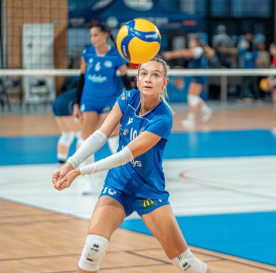 Joueuse de Hyères volley qui s'échauffe en manchette