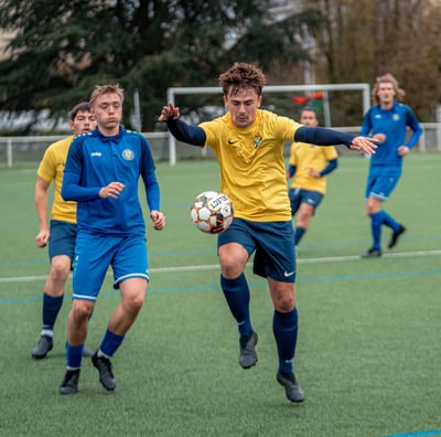 Joueur qui contrôle le ballon en l'air