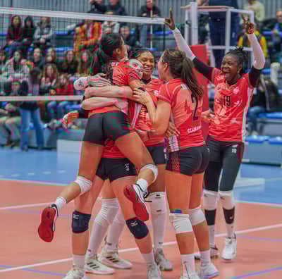 Joueuses du CSM Clamart qui se prennent dans les bras après un point gagné