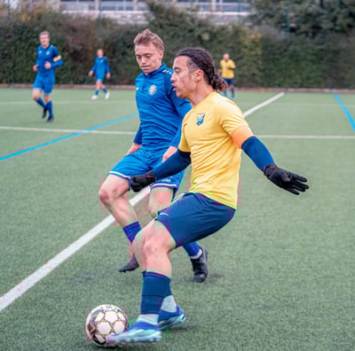 Joueur qui essaye de dribbler un adversaire