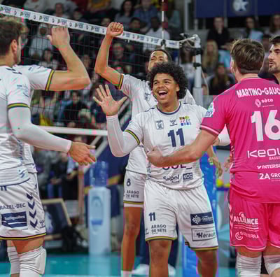 Les joueurs de Sète qui célèbrent un point gagné en souriant