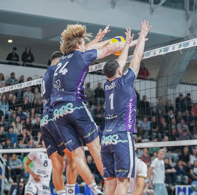 Trois bloqueurs du Paris volley et un ballon qui passe entre les mains de celui du milieu