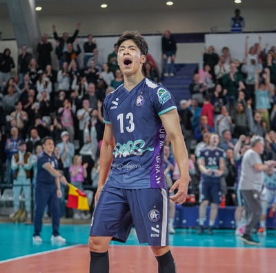 Kento Miyaura célèbre un point gagné vers le public