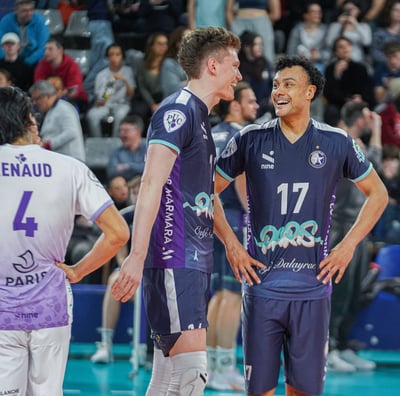 Deux joueurs du Paris Volley qui discutent en rigolant