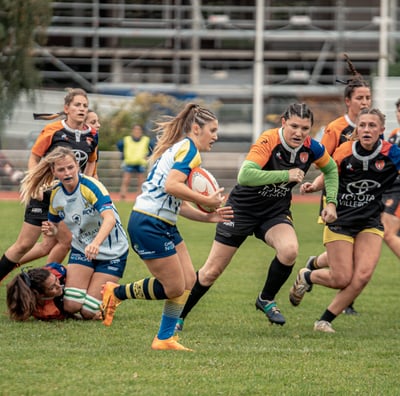 Joueuse de Vélizy qui court avec le ballon