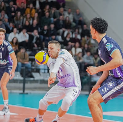 Libéro du Paris Volley qui réalise une réception