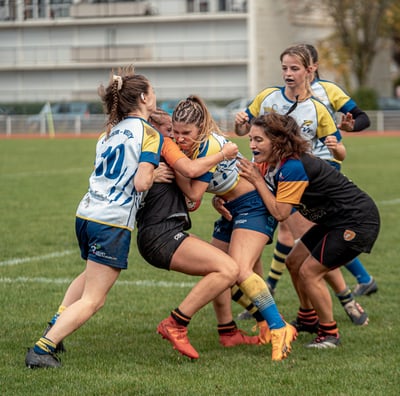 Joueuses qui se battent pour récupérer le ballon