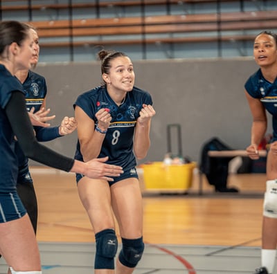 Joueuse qui sert les poings après un point gagné