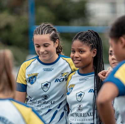 Joueuses en cercle qui discutent après la victoire