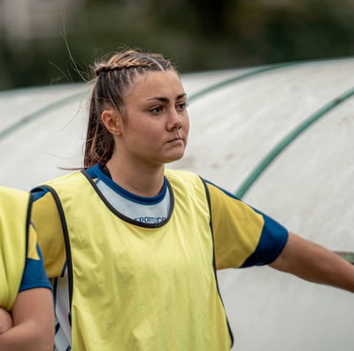 Joueuse de Vélizy remplaçante qui regarde le match