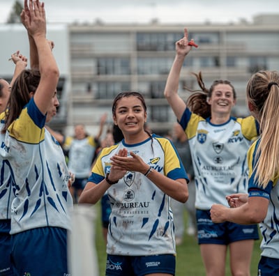 Joueuses de rugby de Vélizy qui célèbrent la victoire