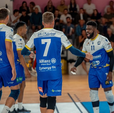Joueurs de Hyères qui se réunissent pour célébrer un point