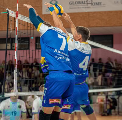 Deux joueurs de Hyères volley qui bloquent la balle