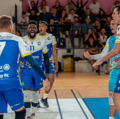 Joueurs qui crient et célèbrent un point