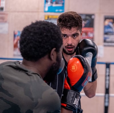 Boxeur concentré sur son adversaire face à l'objectif