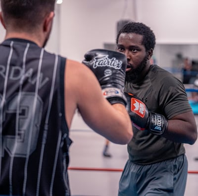 Un boxeur concentré avec un regard noir pendant son combat