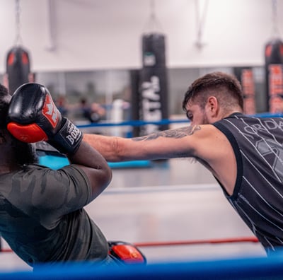 Boxeur qui esquive un coup de poing