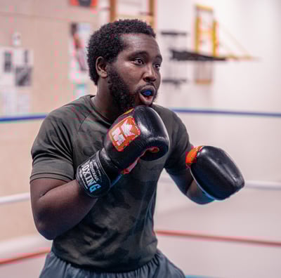 Boxeur concentré pendant son combat