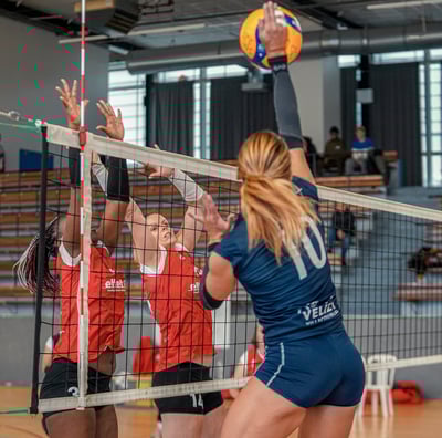 Joueuse de Vélizy qui frappe dans la balle