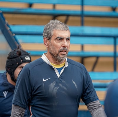 Joueur de rugby concentré qui rentre sur le terrain