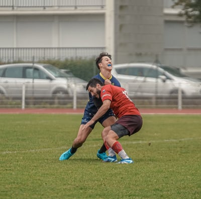 Joueur qui percute en se faisant plaquer