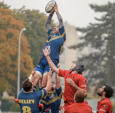Joueur qui récupère la balle en l'air en touche
