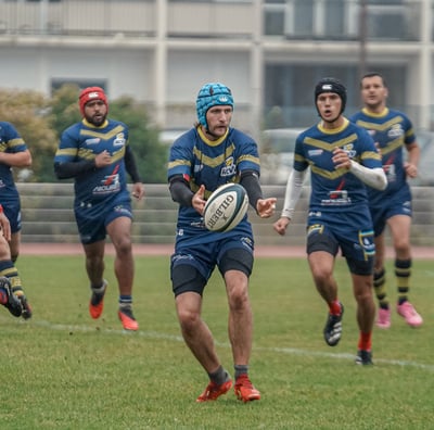 Joueur qui fait une passe de rugby