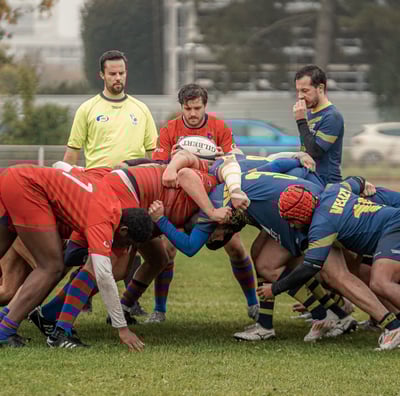 Joueurs qui rentrent en mêlée