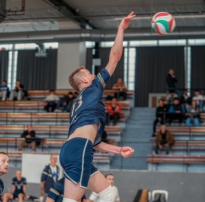 Joueur de Vélizy en l'air qui vient d'attaquer