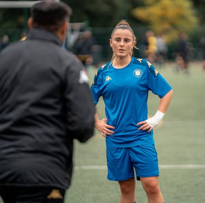 Joueuse de Versailles qui écoute son entraineur avant le match