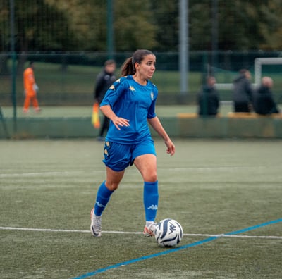 Joueuse avec la balle dans les pieds