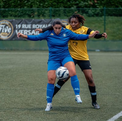 Deux joueuses au duel pour récupérer le ballon