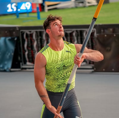 Anthony Ammirati au départ de son saut à la perche