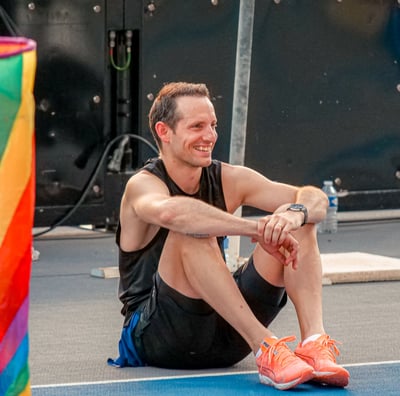 Renaud Lavillenie assis, sourit avant son échauffement