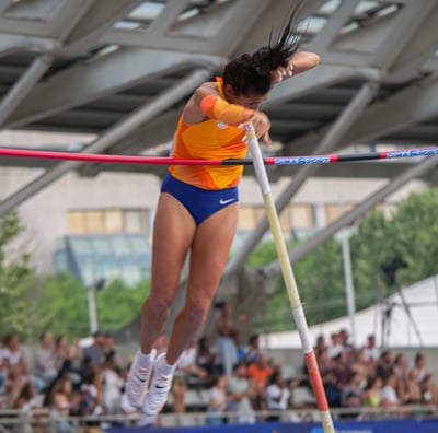 Roberta Bruni passe la barre au saut à la perche