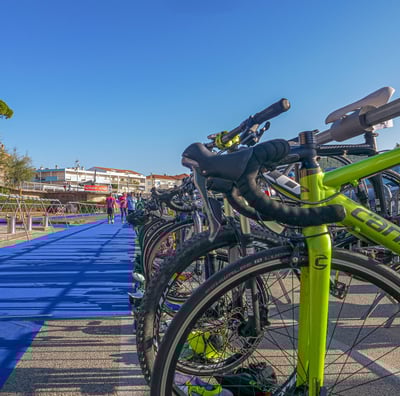Allée avec tous les vélos suspendus avant le triathlon de Carqueiranne