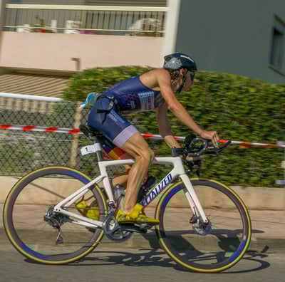 L'un des premiers participant du triathlon débute la partie vélo
