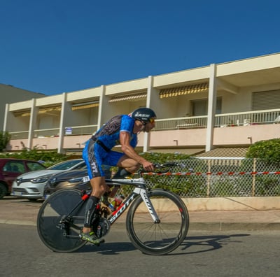Triathlète en vélo après la natation