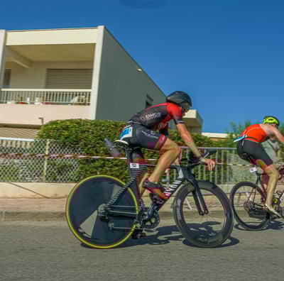 Départ des triathlètes pour le parcours en vélo