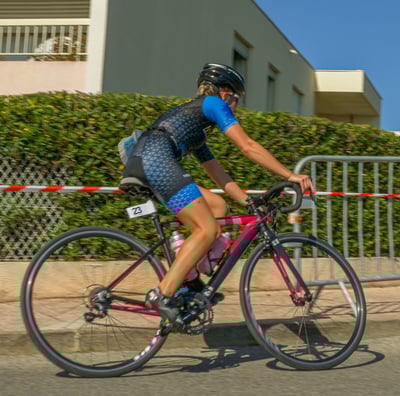 Cycliste débute la partie vélo après la natation