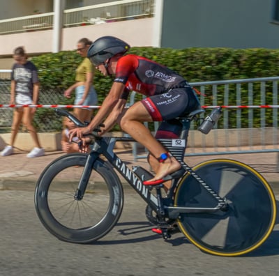 Cycliste termine la partie vélo du trhiathlon
