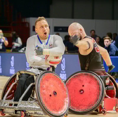 Joueurs de France et du Canada qui se battent pour le ballon