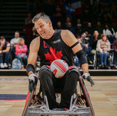 Joueur du Canada qui roule vite pour aller marquer